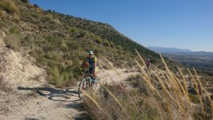 Ascenso en ruta de ciclismo de montaña por sierra de la Muela de Albudeite por Comunidad Biker MTB