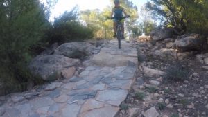 Descenso senda empedrada de la sierra de la Muela de Albudeite por Patricia Carmona por Comunidad Biker MTB