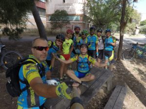 A la sombra de los árboles en ruta larga y calurosa de ciclismo de montaña por Comunidad Biker MTB