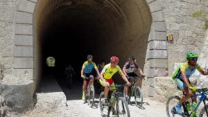 Saliendo de un túnel en la Vía Verde del Noroeste en ruta de ciclismo de montaña por Comunidad Biker MTB