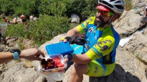 Táper con fruta fresca del comunitario Picón en La Poza de Bullas por Comunidad Biker MTB