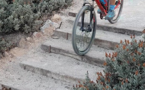 Técnica de descenso de escaleras en ciclismo de montaña - Escalones de dificultad baja