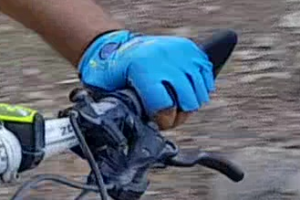 Técnica de ascenso de escalón o resalto - Cómo subir un escalón con la bicicleta de montaña - Coger con fuerza el manillar