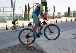 Técnica de ascenso de escalón o resalto – Cómo subir un escalón con la bicicleta de montaña - Ayudar a que la rueda trasera pase el obstáculo