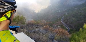 Carretera sinuosa desde Santiago del Teide a Masca en Tenerife con Masca abajo por Comunidad Biker MTB