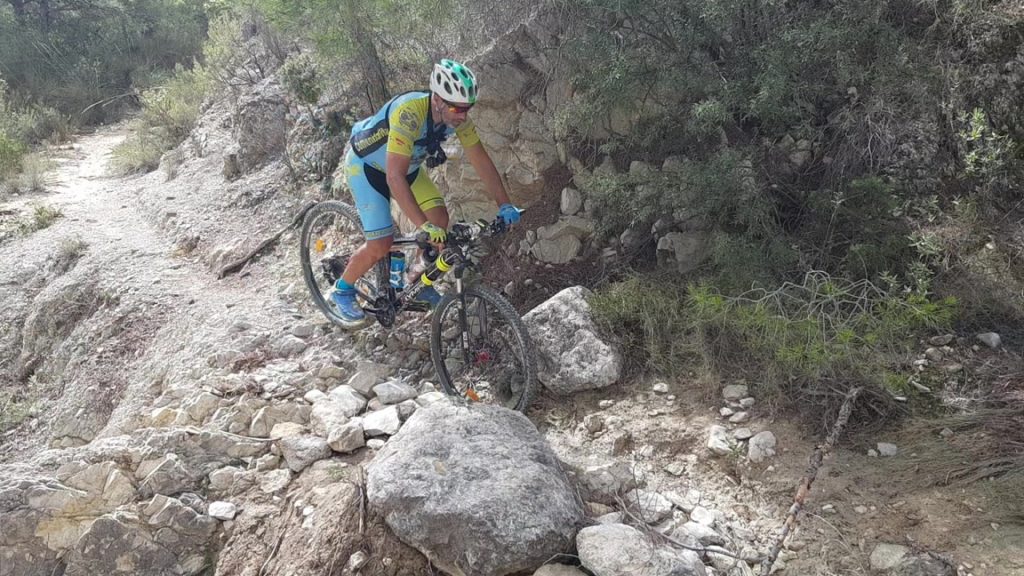 Ciclismo de montaña por trialera en Senda de Cerverosa Barranco del Mulo por Comunidad Biker MTB