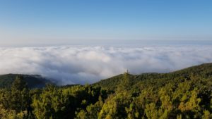 Vista sobre la bruma y la niebla en cima de la montaña de Santiago del Teide en Tenerife por Comunidad Biker MTB