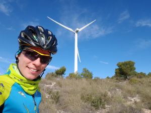 Monte de los Gavilanes con molino de viento y Patricia Carmona por Comunidad Biker MTB