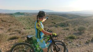 Comunitaria Patricia Carmona señalando hacia el horizonte en ruta de ciclismo de montaña por Comunidad Biker MTB