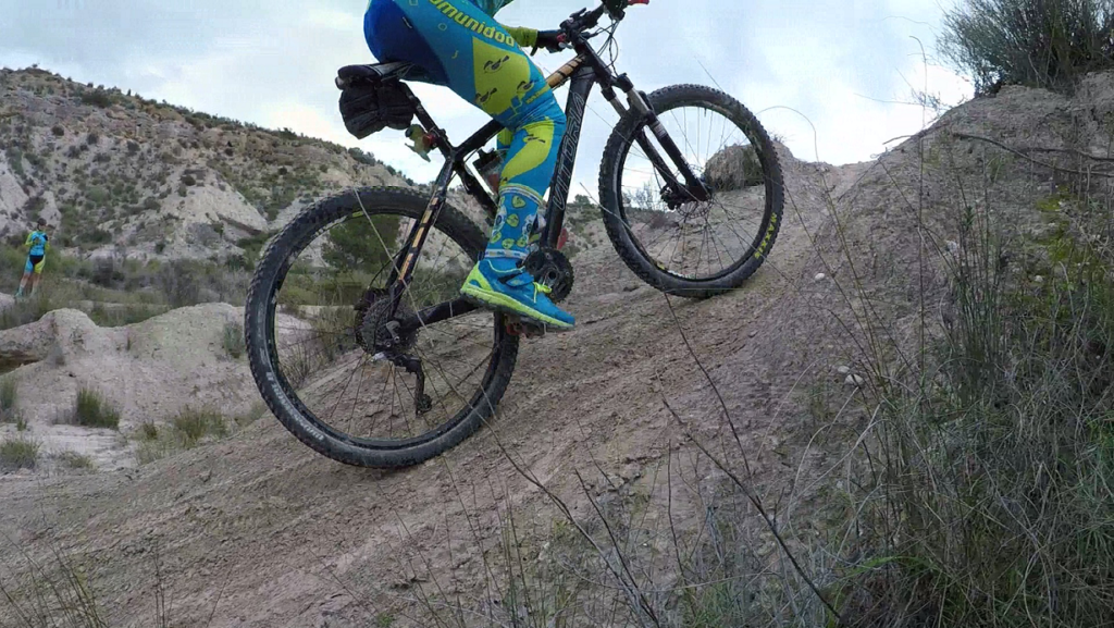 Ascenso técnico complicado en ciclismo de montaña MTB BTT BXM del comunitario Kronxito en las Salinas de Molina por Comunidad Biker MTB