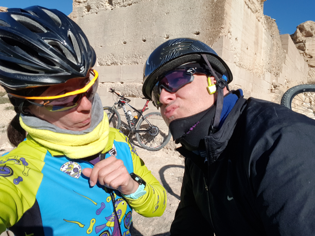 Intento de beso del comunitario Matías a la comunitaria Patricia que le hace una cobra en el castillo de Pliego por Comunidad Biker MTB