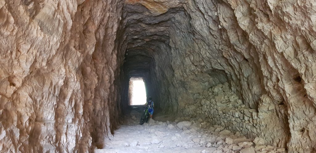 Túnel excavado en la piedra en río Júcar por Comunidad Biker MTB