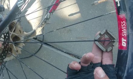 Consejo de mecánica: revisar los radios de las ruedas de la bicicleta