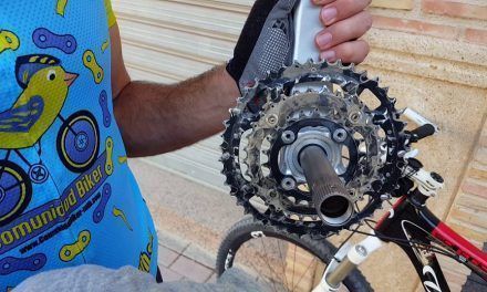 Cómo limpiar y engrasar un eje pedalier Shimano Hollowtech de bicicleta de montaña