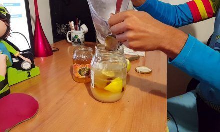 Cómo hacer bebida isotónica casera usando kéfir de agua
