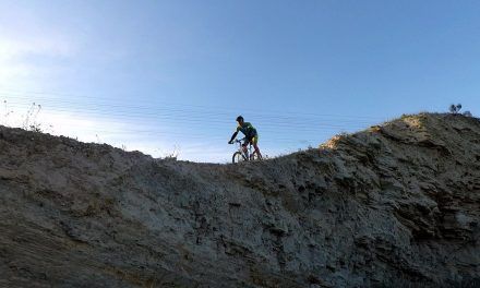 Cruda realidad ciclista montaña pinchazo rueda tubelizada y arreglo con  mechas 