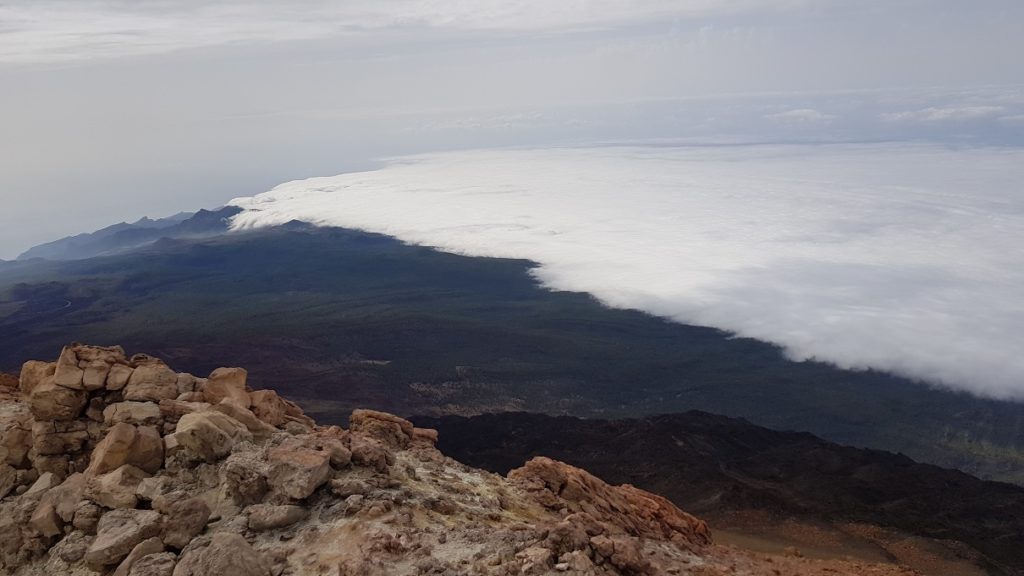 Vistas de la costa con bruma desde el Pico del Teide el cráter por Comunidad Biker MTB