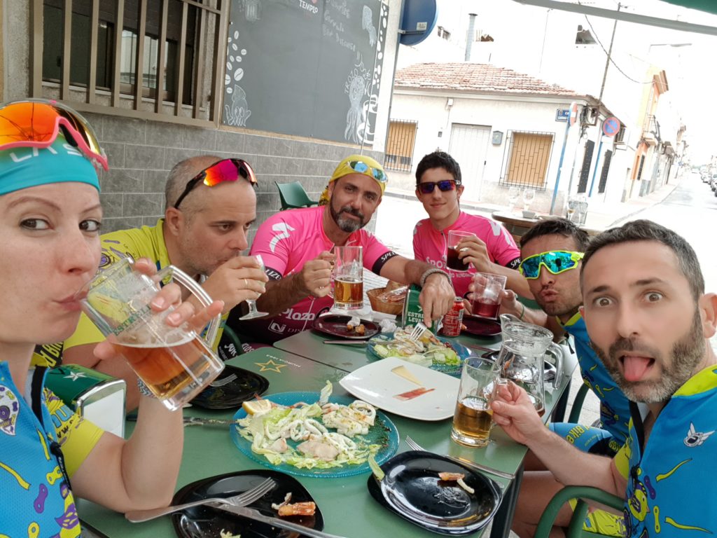 Sin saber cómo ni por qué acabamos comiendo tras la ruta de ciclismo de montaña por Comunidad Biker MTB
