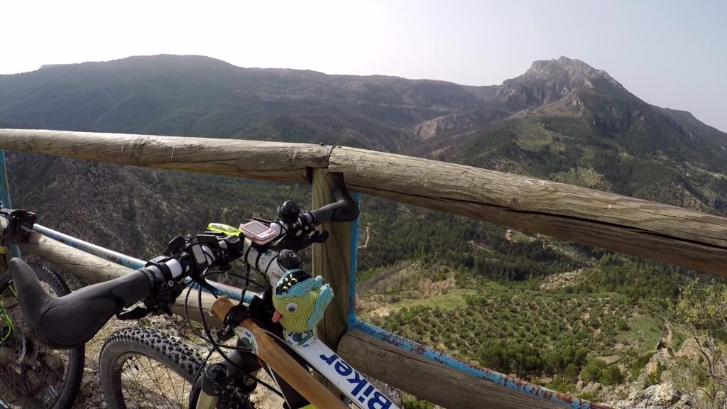 Vistas de la sierra del Yelmo en Jaén desde Segura de la Sierra por Comunidad Biker MTB