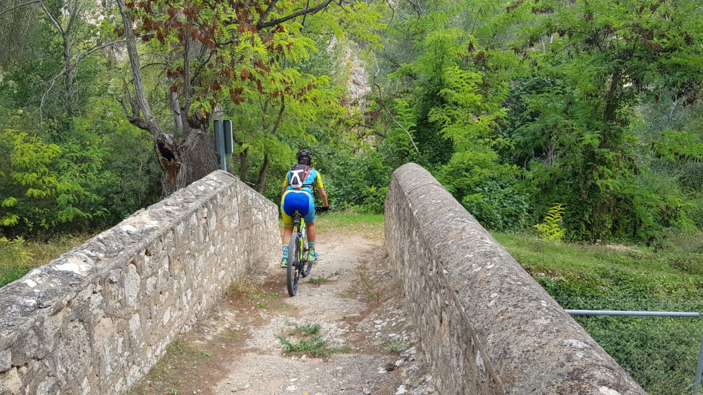 Puente sobre el río Júcar en ruta de ciclismo de montaña por Comunidad Biker MTB