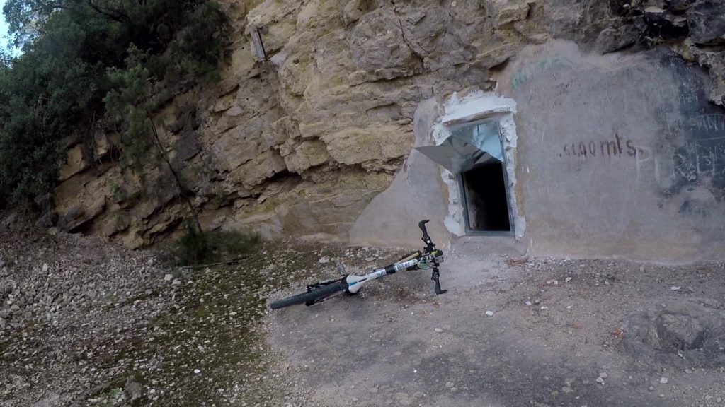 Puerta de entrada al túnel en el río Júcar por Comunidad Biker MTB