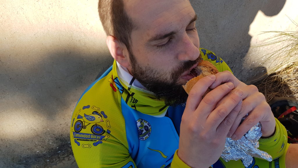 Almuerzo recuperador en ruta de ciclismo de montaña de Exploración por Comunidad Biker MTB